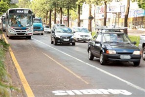 Apesar da resistência de comerciantes os corredores exclusivos para ônibus na Avenida Morangueira em Maringá já têm mais de um ano